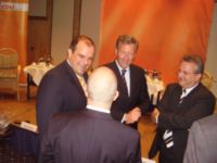 Porth , 2006 &copy; Die Podiumsg&auml;ste lernten sich vor der eigentlichen Podiumsdiskussion kurz im pers&ouml;nlichen Gespr&auml;ch kennen. Dies ist psychologisch wichtig, wenn man eine freundliche Atmosph&auml;re und wenig harte Kritik w&auml;hrend einer Podiumsdiskussion haben m&ouml;chte.