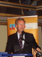 Porth , 2006 &copy; Ministerpr&auml;sident Christian Wulf wirkte am Rednerpult eher leidenschaftslos.