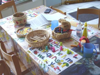 Porth , 2006 &copy; Stifte, Tusche, Bastelmaterial, Farben, Kleber: kreative Kinder ab zwei Jahren k&ouml;nnen bei der kreativen Kinderbetreuung sofort loslegen.