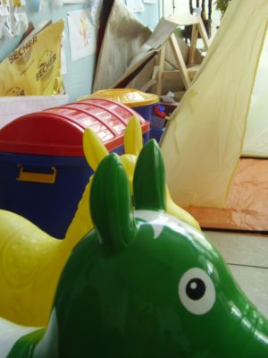 Porth , 2006 &copy; Die H&uuml;pfpferde bei Kinder-Marina freuen sich schon auch neue junge Reiter.