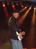 Porth , 2006 &copy; Joel Alen Lehmann sang Lieder, die dem typischen Vorurteil von rhythmischer Countrymusik entgegenkamen. Seine B&uuml;hnenshow war zur&uuml;ckhaltend.