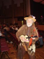 Porth , 2006 &copy; Long Bob aus Krakau. Das Original sorgt mit seiner Minigeige und der Plastikgitarre auf dem Festival f&uuml;r Stimmung. Long Bob ist mit seinen achtzig Jahren das Original auf allen polnischen Country-Festivals.