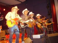 Porth , 2006 &copy; F&uuml;nf der sechs Truckstopper halten ihren Bass bzw. Gitarre wie ein Cowboy seine Winschester.