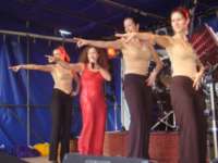 Porth , 2006 &copy; Heidi K&ouml;pp verzaubert ihr Publikum mit ihrem Gesang. Sie nutzte ihr &qout;Funk&qout;-Mikro, um auch aus dem Publikum heraus zu singen. Die Tanzeinlagen der Tanzgruppe waren gut auf die Songs angepasst.