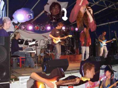 Porth , 2006 &copy; Gegen Abend wird es dunkel und damit wird es Zeit f�r RRRRock!. Jan Sperhake singt, Jan Labitzke spielt die Gitarre, Sein Bruder Christoph Labitzke ist am Keyboard. F&uuml;r den Groove sind Adrian Schmidtke am Bass und Christian Villmann am Schlagzeug zust&auml;ndig.