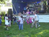 Porth , 2006 &copy; Janina geh&ouml;rt nicht zu Stratos, aber es ist immer wieder sch&ouml;n, die Kombination von Hardrock und Bauchtanz zu erleben. Die Kinder wollten gleich mitmachen.