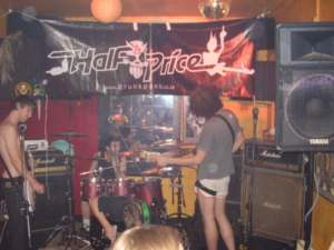 Porth , 2006 &copy; Die Band "Half Price" mit Banner im Hintergrund.
