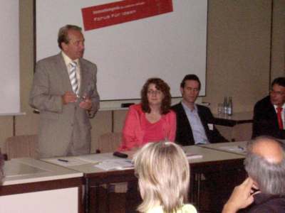 Porth , 2006 &copy; Gebannte Zuh&ouml;rer bei der kurzen Rede vom Landrat Reinhard Schermann.