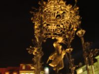 Porth , 2006 &copy; Flicker-Flacker im G&auml;nselieselbrunnen. Der Brunnen ist schon verspielt. Durch das im Wasser gebrochene  Licht wirkt es noch verspielter. Das sollte unbedingt zu Dauereinrichtung werden.