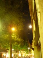 Porth , 2006 &copy; Links ist die Laterne rechts ist der Mond. Die Natur hat in der Stadt derzeit nicht zu melden. Wieso es am Freitag "moonlight-shopping" (Deutsch: Mondschein-Einkauf) hei&szlig;t, kann ich nicht ganz nachvollziehen. Das Licht vom Mond spielt doch keine Rolle.