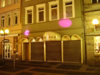 Porth , 2006 &copy; Verspielt und klar. Hier wundere ich mich, dass meine Camera die Lichtimpression aufgenommen hat. Aber die Lila "Augen" werden schnell mit anderen Darstellungen ausgetauscht. Ein Verweilen in der Weender Stra&szlig;e lohnt in jedem Fall.