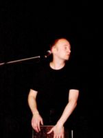 Porth , 2006 © Der Kontrast wurde etwas übersteigert, so dass das schwarze T-Shirt vor dem schwarzen Hintergrund unsichtbar wird. Auf dem Cajon sitzt Jan Lehmann.