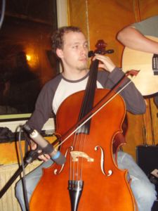 Porth , 2006 &copy; Philip begleitete Mindmoon (Oliver Lehne) bei den letzten f&uuml;nf St&uuml;cken am Cello. Ein H&ouml;rgenuss.
