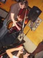 Porth , 2006 &copy; "Olafkommt" mit MP3-Player f&uuml;r ein ordentliches Playback und mit eigenem Fanfotographen. Die B&uuml;hnenshow ist professionell durchdacht, aber musikalisch ist noch einiges zu optimieren.