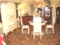 Porth , 2006 &copy; Was ist ein Gem&auml;lde ohne das dazugeh&ouml;rige geschmackvolle Ambiente. Mit La Casa ist auch ein Antiquit&auml;tenh&auml;ndler aus Einbeck auf der SIVA vertreten.