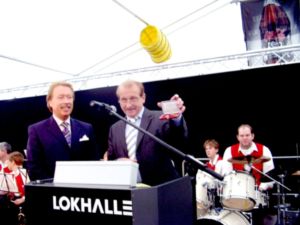 Porth , 2006 &copy; Landrat Schermann findet neben seinen Gru&szlig;worten auch deutliche Worte zur NPD-Kundgebung. Hier &uuml;berreicht er Herrn K&ouml;hne ein kleines Pr&auml;sent zur 25igsten SIVA.