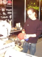 Porth , 2006 &copy; Am Messestand von der G&ouml;ttinger Bluekon-Media kann man sich beispielsweise eine Basecap besticken lassen. Au&szlig;erdem bekommen sie dort Informationen zu verschiedenen Werbemedien.