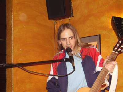 Porth , 2006 &copy; Mit sehr sparsamer Gestik und viel Sprachwitz erz&auml;hlt Weiherer zwischen den Songs Geschichten mit einem leichten Augenzwinkern.