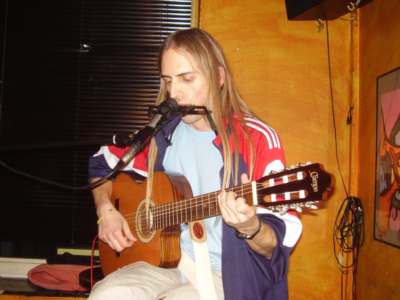 Porth , 2006 &copy; Der Weiherer am 28.10. im Cafe Kreuzberg vertieft in sein Mundharmonika- und Gitarrenspiel.