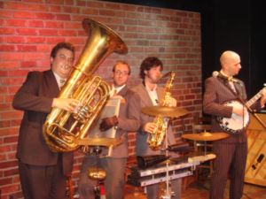 Porth , 2006 © Der Skiffle-Jazz wird garniert mit einer sehr guten Inszenierung, viel Partystimmung und einer professionellen Moderation zwischen den Liedern.
