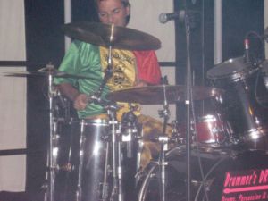 Porth , 2006 © Ganz zurückgezogen scheint Pascal Reva am Schlagzeug zu sitzen. Aber am Mikrofon wird er zum humoristischen Moderator der Band NoJazz.