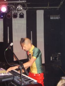 Porth , 2006 &copy; Der Wirbelwind auf der B&uuml;hne ist Philippe Balatier. H&auml;ufiger verl&auml;sst er einmal sein Keyboard, um im Hintergrund auf der B&uuml;hne zu tanzen.