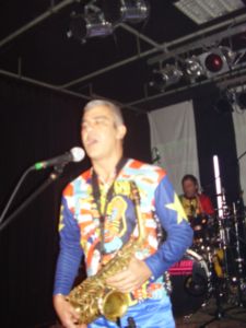 Porth , 2006 &copy; Philippe Selam spielt in der Band NoJazz das Saxophon. Jazz ohne Saxophon ist undenkbar. Housemusik ohne Saxophon wird in Zukunft undenkbar werden, wenn die Band NoJazz nur einwenig Gl&uuml;ck hat und so weiter macht wie bisher.