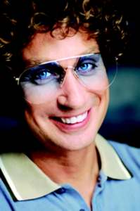 Atze Schr&ouml;der , 2006 &copy; Der Alleinunterhalter Atze Schr&ouml;der l&auml;chelt verschmitzt f&uuml;r sein eigenes Pressefoto. Nat&uuml;rlich mit einer blau-gef&auml;rbten Sonnenbrille. Humoristen m&uuml;ssen nicht nur durch Witz auffallen.