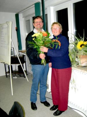 Gr&uuml;ne-Pressefoto , 2006 &copy; Vorstandsmitglied Ursula Botzenhardt bedankt sich bei Dr. Martin Worbes f&uuml;r zwei Jahre sehr erfolgreiche Vorstandsarbeit.
