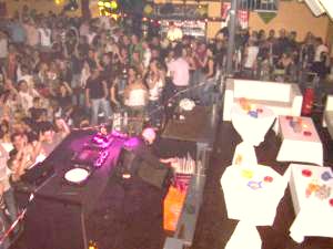 Porth , 2006 &copy; Shaun Baker sucht die n&auml;chste Musik heraus, w&auml;hrend das Publikum vor der B&uuml;hne ihm zutanzt.