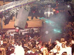 Porth , 2006 &copy; Ganz hinten - vor der wei&szlig;en Bank - auf Augenh&ouml;he des Publikums steht Shaun Baker hinter dem Diskjockey-Rag.