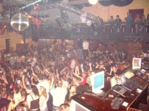 Porth , 2006 &copy; Das Publikum jubelt Shaun Baker an seinem Diskjockey-Rag, welche sich links ausserhalb des Fotos befindet. Die rechte Anlage ist das normale Diskjockey.Rag mit der Lichtsteuerungsanalge.