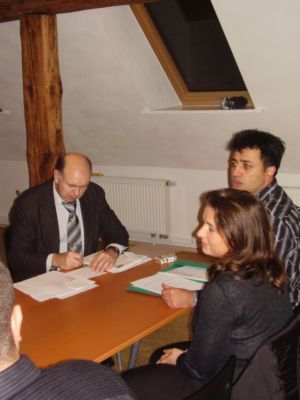 Porth , 2006 &copy; Drei treibende Kr&auml;fte f&uuml;r die gemeinsamen Aktivit&auml;ten in der Groner Stra&szlig;e, Herr Klie von Sylvester M&auml;rkten sowie Frau Mottola und Herr Ceylan von der Last-Minute-Kinderbetreuung Kindermarina. (Auf Grund schwacher Batterien fehlt ein weiteres Foto mit Herr Orzel von Toto/Lotto-Laden und Herr Cremer von Karstadt.