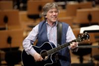 Pressefoto , 2006 &copy; Rolf Zuckowski spielt Gitarre vor einem Orchester.