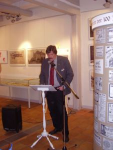 Porth , 2006 &copy; Neben der Litfasss&auml;ule hielt der Stadtarchivar Ekkehard Just engagiert seine kleine Einf&uuml;hrungsrede in die Ausstellung.