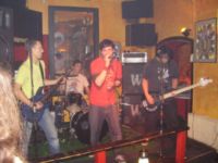 Porth , 2006 &copy; Die kleine B&uuml;hne im Cafe Kreuzberg bot kaum Platz f&uuml;r die vier Kasseler von "Fire your Mic(e)". (oder Kasselaner oder Kassel&auml;ner?)