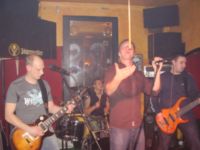 Porth , 2006 &copy; Jizzlobber wird gepr&auml;gt durch den Frontmann Widi. Er geh&ouml;rt zu den S&auml;ngern, die bei der Inszenierung ihres Konzerts bewusst theatralische Gesten einsetzt. Ein Livekonzert ist immer auch ein Schauspiel und der Frontmann von Jizzlobber beherrscht das.