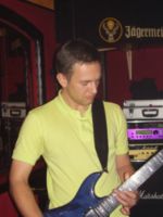 Porth , 2006 &copy; Peter Boruszewski pr&auml;gt mit seinen Solis den Stil mit bei der Kassler Rock-Band "Fire your Mic(e)".