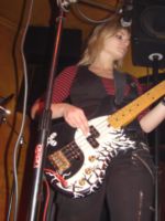 Porth , 2007 © Punkig und feminin spielte Merle den Bass und bereichtere die Songs als zweite Stiimme bei Boondocks Noise.