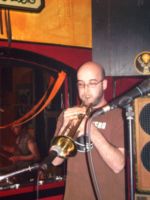 Porth , 2007 © In einem Stück unterstützte Tarik die Jukebox-Massakers mit seiner Trompete.