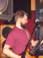 Porth , 2007 © Theo hat die Technik im Griff und spielt bei den Jukebox Massakers die Gitarre.