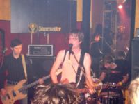 Porth , 2007 © Die Band "Starter"  bestand in Göttingen aus drei Musikern. An den Drums stand Martin. Für den Bass und für den Background sorgte Thomas. Der Gitarrist und Sänger war Max.