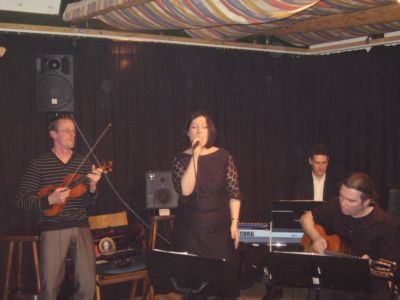 Porth , 2007 &copy; Die Band Nuages mit J&ouml;rg Teibach an der Geige. Jenny Peters am Mikrofon, Gregor Kilian am Klavier und Frank Brinkmann an der Gitarre.