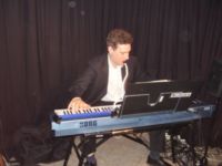 Porth , 2007 &copy; Auch wenn der Strom nicht ausf&auml;llt, so spielt Gregor Kilian neben dem e-Piano auch gern mal auf der Melodika. Daf&uuml;r braucht er eine Menge Puste.