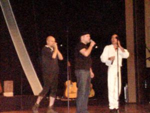 Porth , 2007 &copy; Das Trio Ganz sch&ouml;n feist. Die schwarze Kleidung von Rainer Schacht (links) und Christoph Jess (rechts) ist bewusst gew&auml;hlt, weil die Hauptaufmerksamkeit auf Mathias Zeh und seinen Gesten liegen sollte. (Normalerweise stand Mathias zeh wzischen den beiden.)