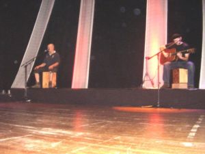 Porth , 2007 &copy; Bei den instrumentierten Songs zogen sich die beiden Musiker an den Rand der B&uuml;hnen und damit in den Hintergrund zur&uuml;ck. Dann bestimmte die Theatralik von Mathias Zeh (c) die Inszenierung des Songs.