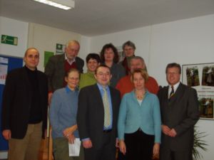 Pressefoto , 2007 &copy; von links nach rechts: Mirko H&ouml;nig - Seniorenberatung der Stadt G&ouml;ttingen / Dr. Christoph Steinbach - Seniorenrat des Landes Niedersachsen / Irene Schultens - Europ. Brotmuseum Eberg&ouml;tzen / Regina Meyer - Freie Altenarbeit G&ouml;ttingen e.V. / Holger Frahnert - Sponsor  / Martina Herr - BONUS Freiwilligenzentrum G&ouml;ttingen / Helga Reimann - atempause Dransfeld / Herr Schmidt - Gemeinn&uuml;tzige Fahrdienste GmbH / Dagmar Vogt-Janssen - Nds. Landesagentur Generationendialog / Dr. Martin Rudolph - IHK Hannover GST G&ouml;ttingen)