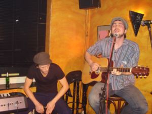 Porth , 2007 © Das Duo "Die Werbung" präsentierte sich mit Gitarre, Gesang und Cajon. Insbesondere die Lyrikrezitation machte das Duo zu etwas Besonderem.