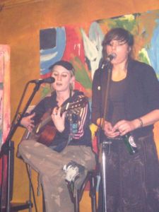 Porth , 2007 &copy; Das neue G&ouml;ttinger Liedermachingduo "rotten flesh better than fresh" mit den drei gro&szlig;en G: Gesang, Gitarre und Geige.