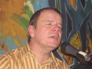 Porth , 2007 &copy; Der uneingeschr&auml;nkte Star f&uuml;r die Musiker: R&uuml;diger Bierhorst gl&auml;nzt mit herausragendem Gitarrenspiel, interessanten, dichten Texten und einer guten Inszenierung.